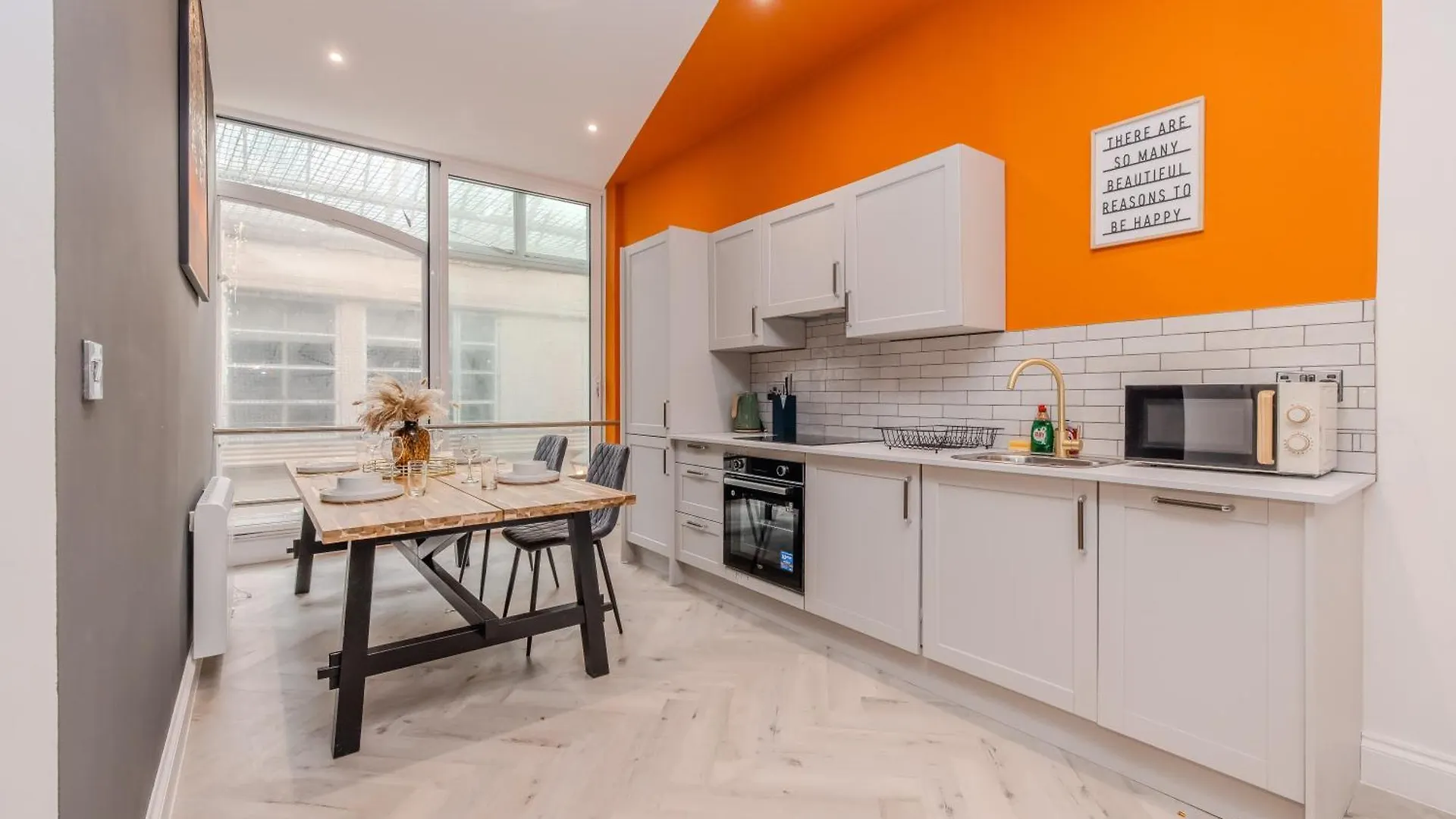 Stylish 3-Bedroom Flat Near Brighton Beach And Iconic Lanes